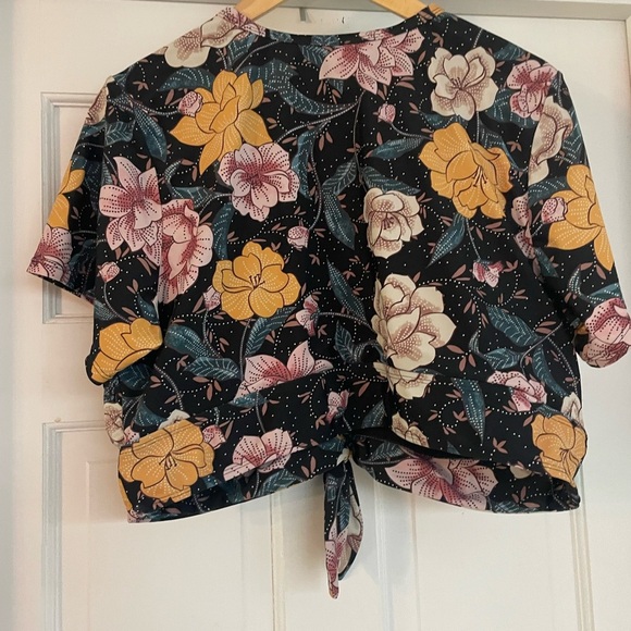 Torrid Crew Neck Black Floral Hawaiian Sleeve Knot Front Bikini 2 piece set SZ 3 - Picture 2 of 9